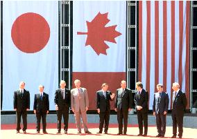 G-8 leaders in group photo session